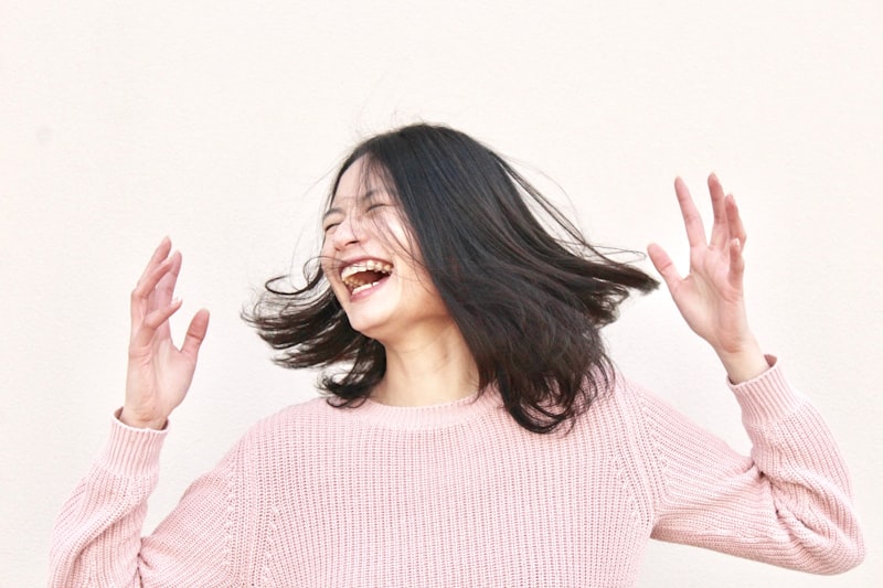 喜ぶ女性